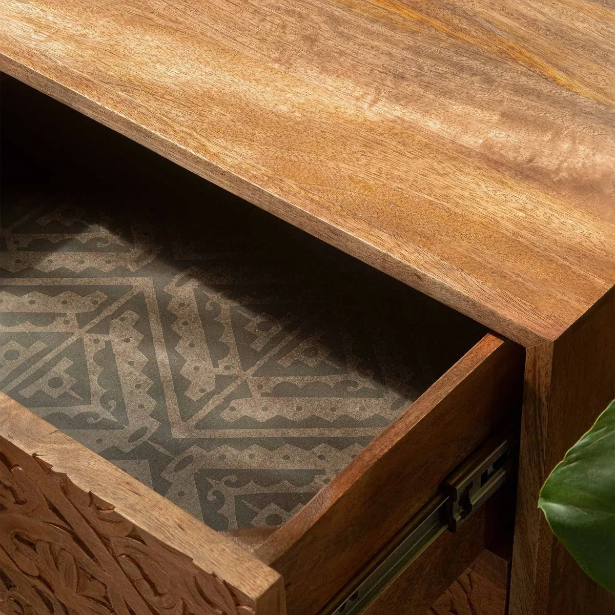 Triple chest drawer with metal legs