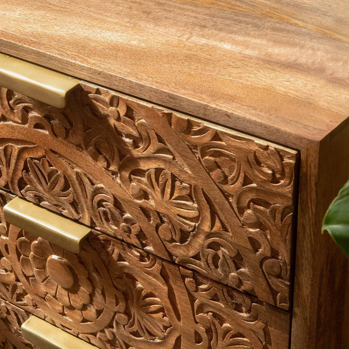 Triple chest drawer with metal legs