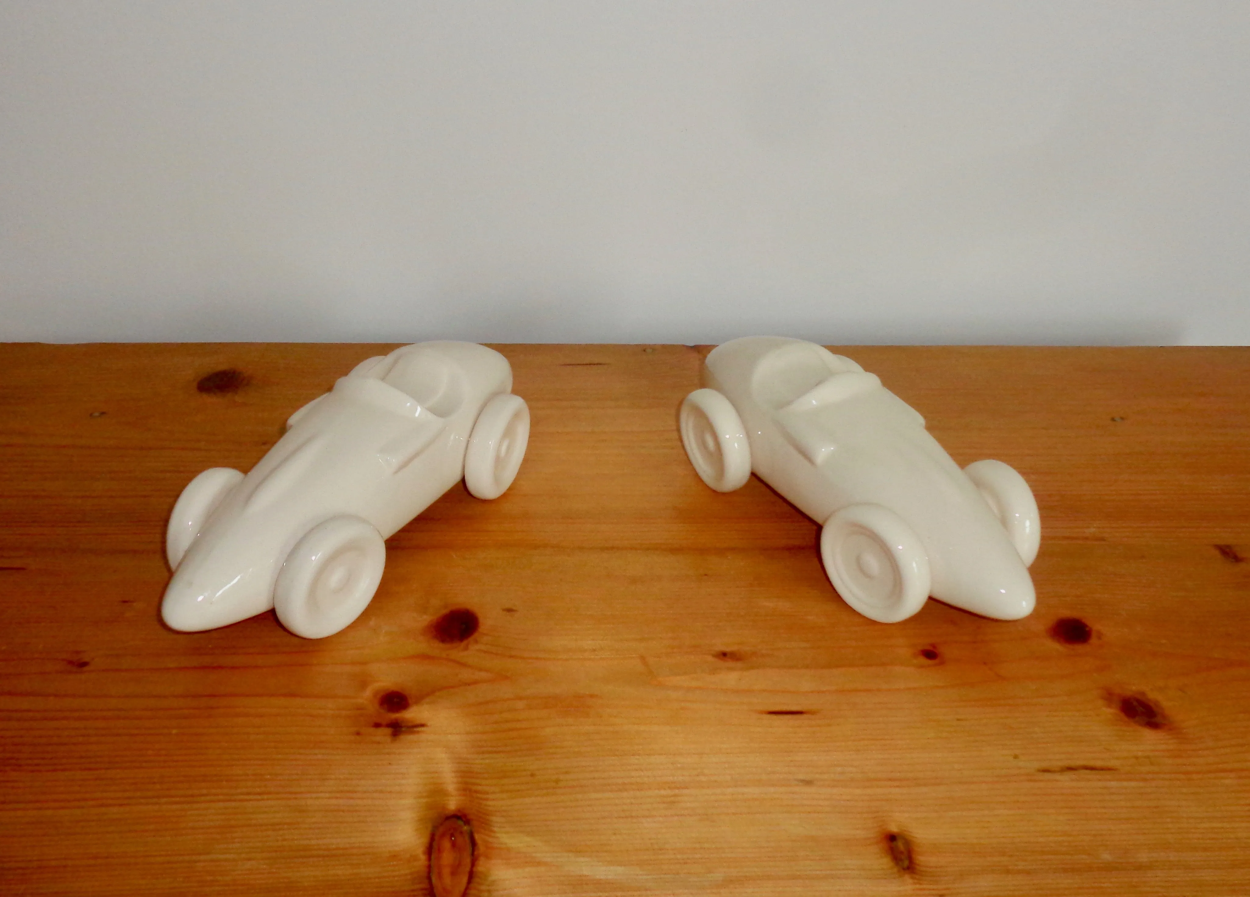 Vintage Vanwall F1 Classic Racing Car Pair Ceramic Display Ornaments/Book Ends